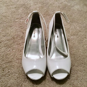 American Eagle girls white dress shoes